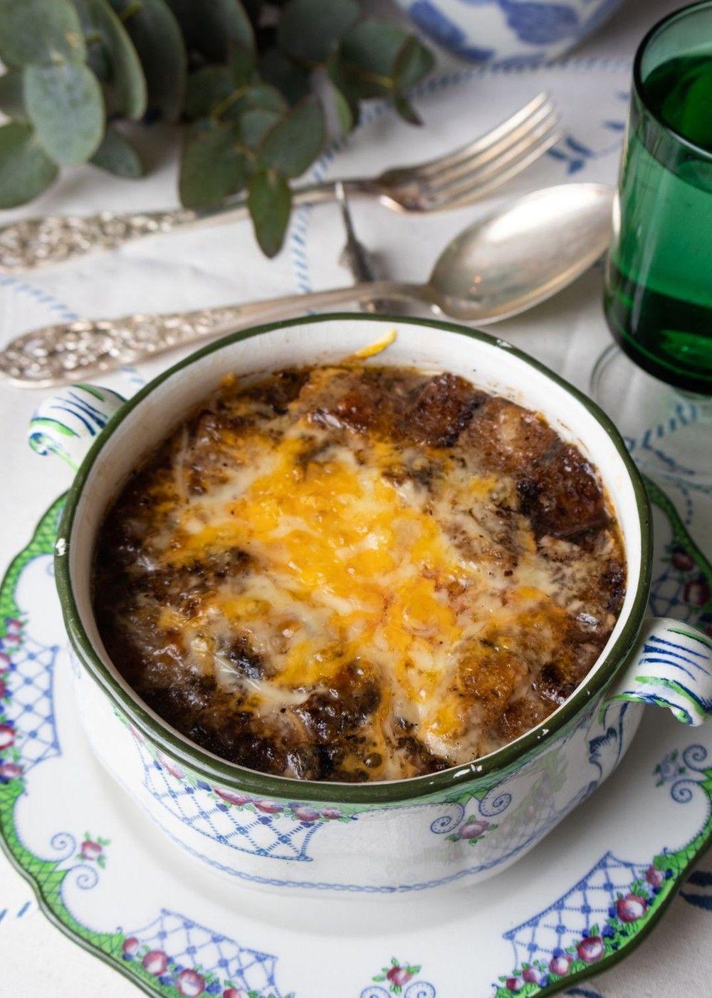 Gratinert rød løksuppe med ostelokk