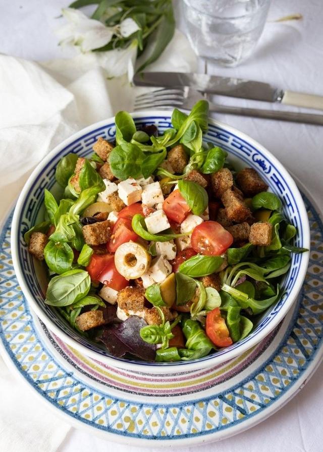 Rask salat med feta og hjemmelagde krutonger