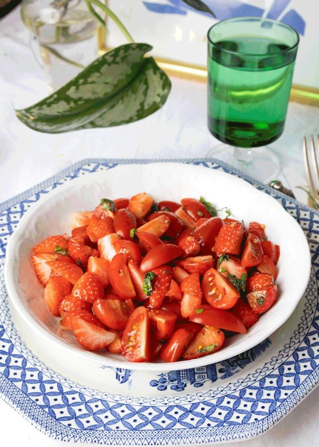 Jordbær- og tomatsalat