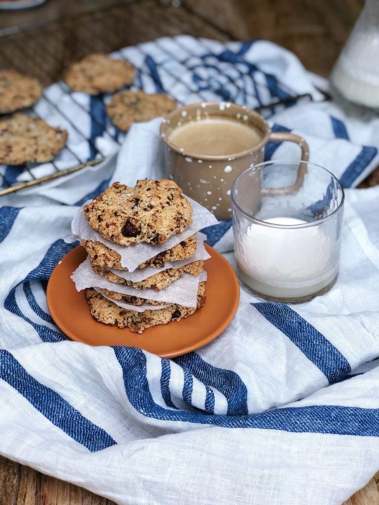 Oat Cookies with Almonds and Dark Chocolate