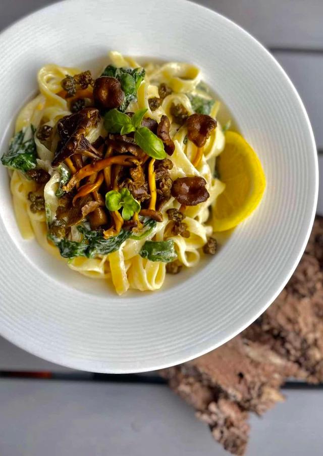 Tagliatelle i kremet sitron og parmesan saus med traktkantarell, spinat og fritert kapers