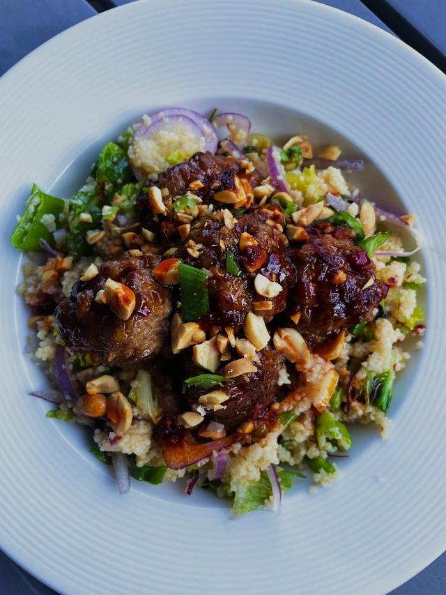Sticky hoisin kjøttboller med couscous salat