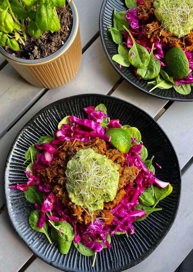 Pulled chicken salat med hurtigsyltet rødkål og guacamole