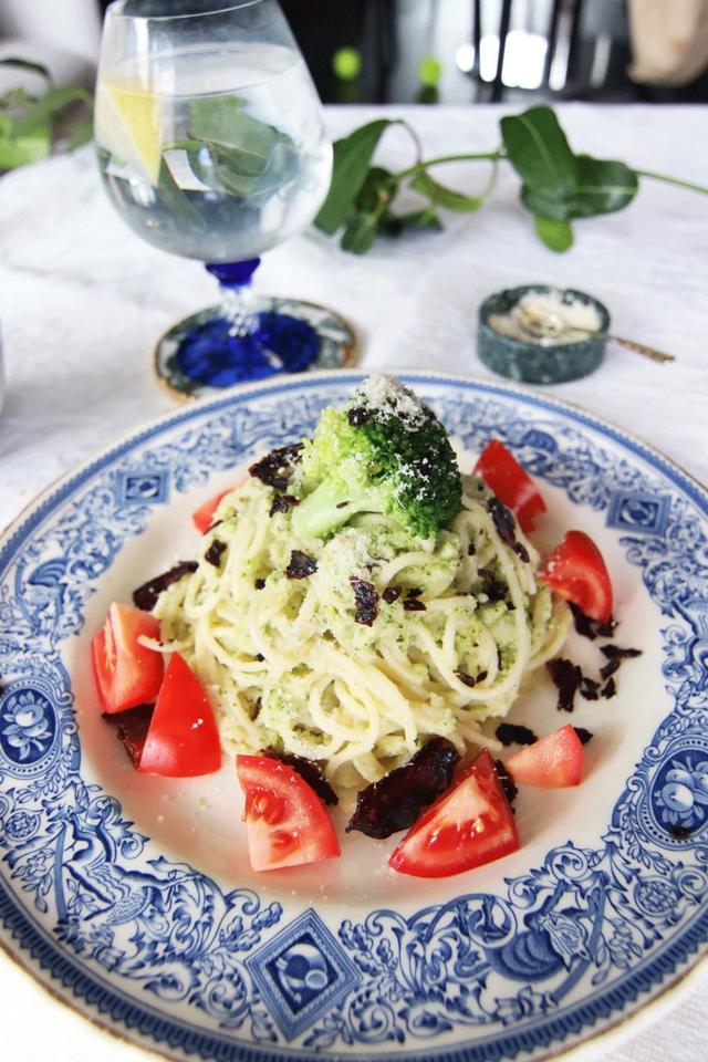 Spaghetti Broccoli with Tomato and Crispy Salami