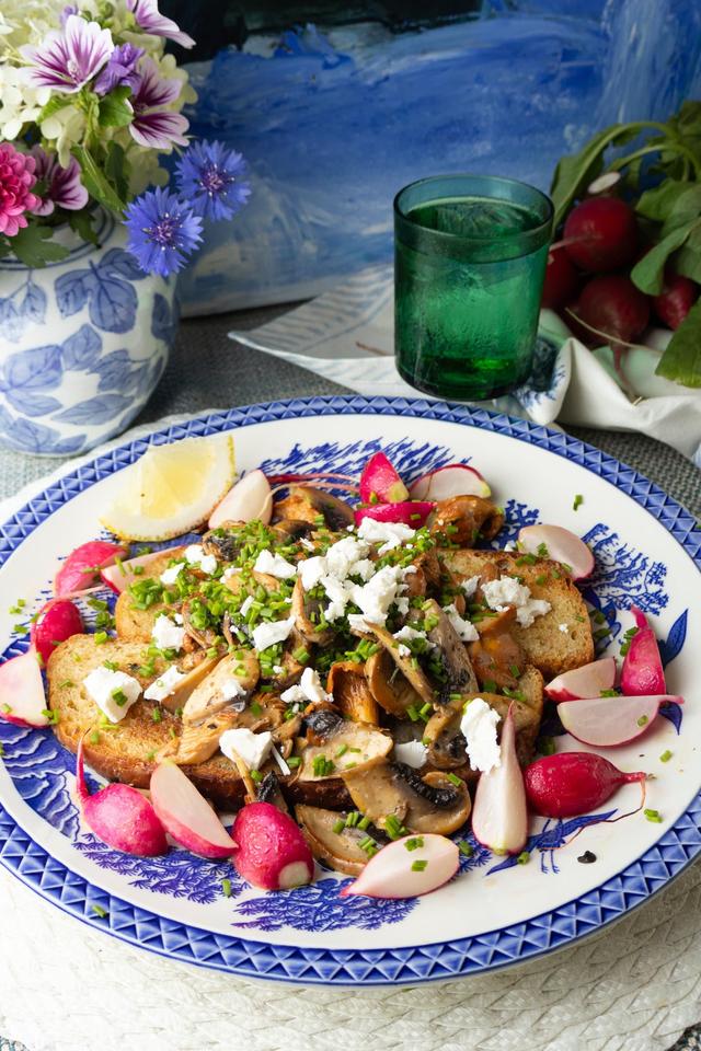 Toast med kremet sopp og honningbakte reddiker