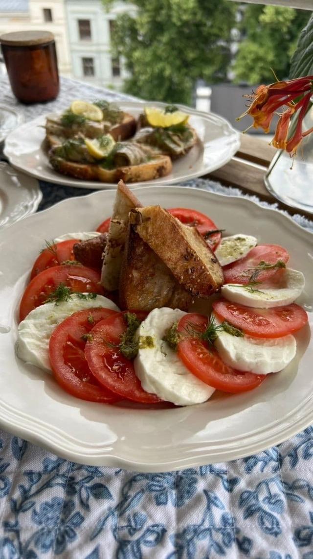 Mozzarella Salad 