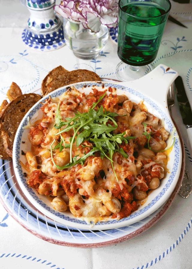 Bakte hvite bønner med ost og crispy brødchips