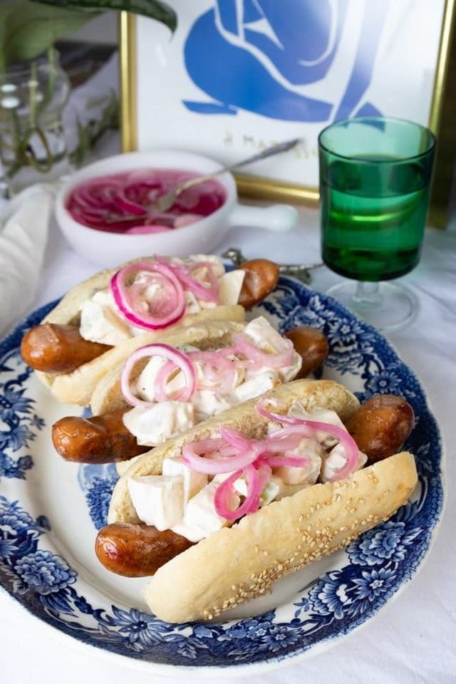 Bratwurst av kylling med hjemmelaget potetsalat og syltet rødløk