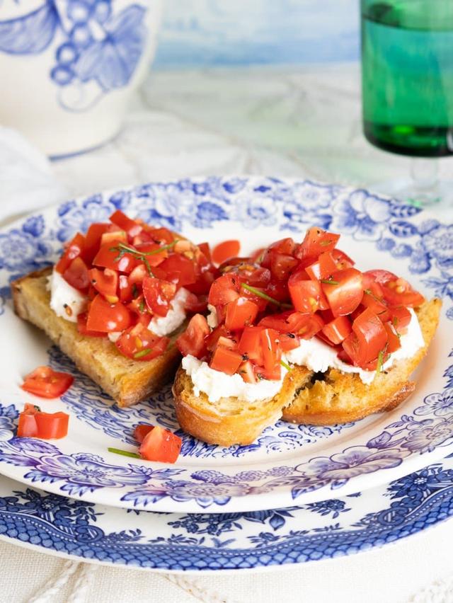 Crostini med fetaost og søte plommetomater