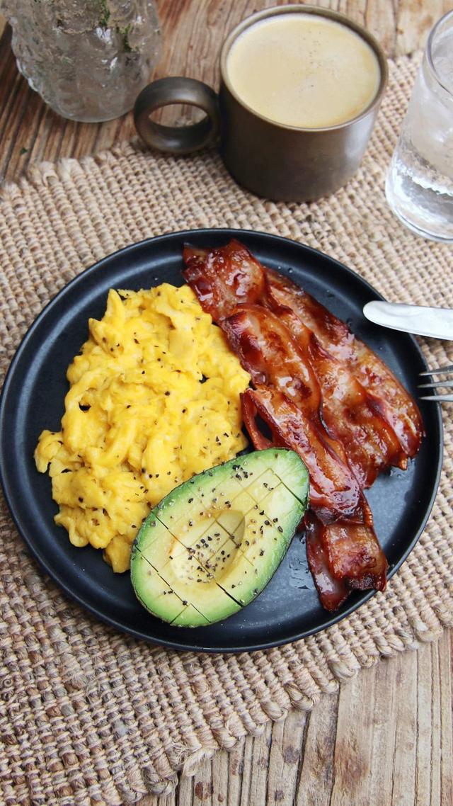 Eggerøre, bacon og avokado