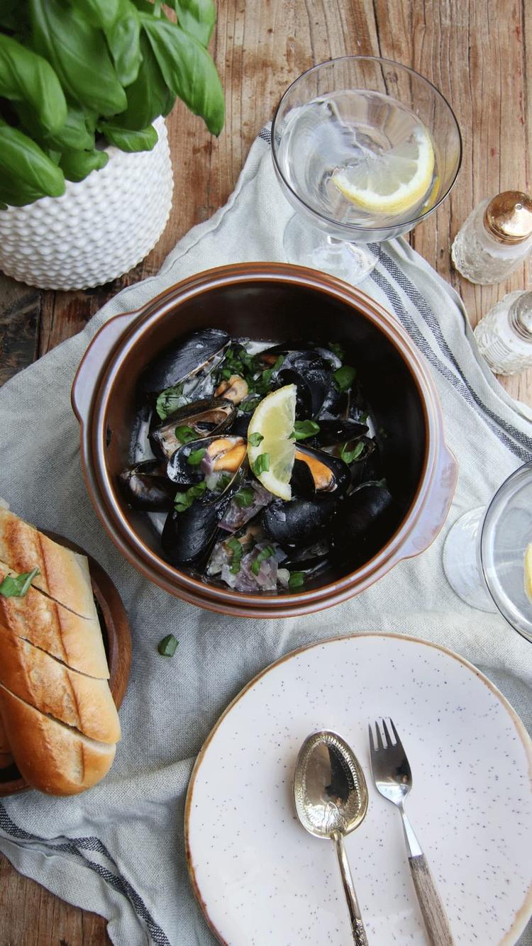 Creamy Mussels with Garlic Bread