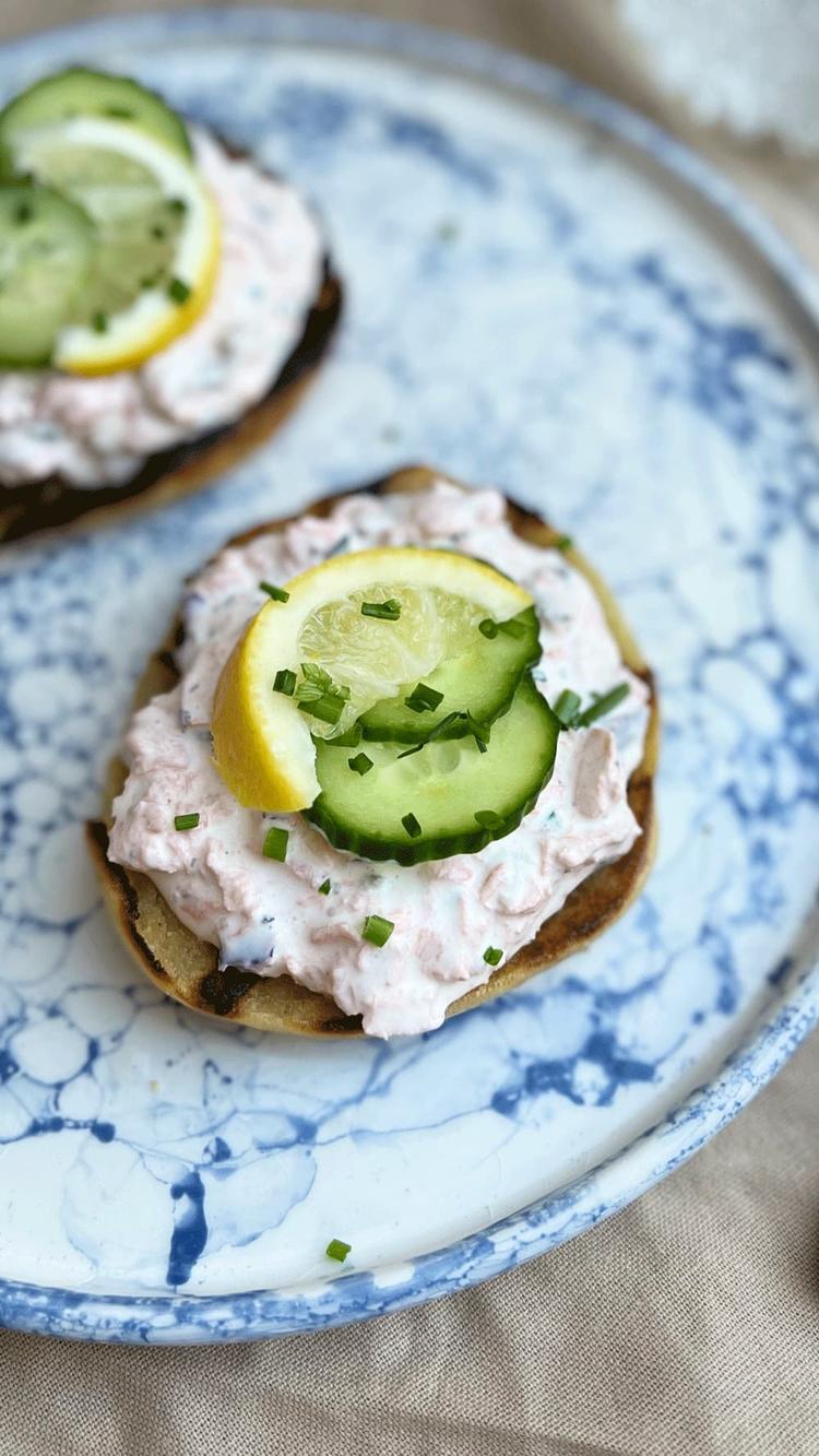 Toast med kremost, ørret og gressløk