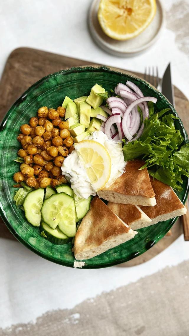 Buddha bowl med kikerter og pitabrød