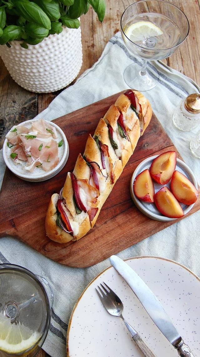 Baguette med med spekeskinke, mozzarella og plommer