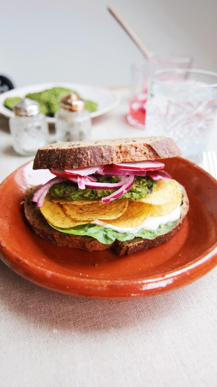 Erteburger med tortillachips og syltede grønnsaker