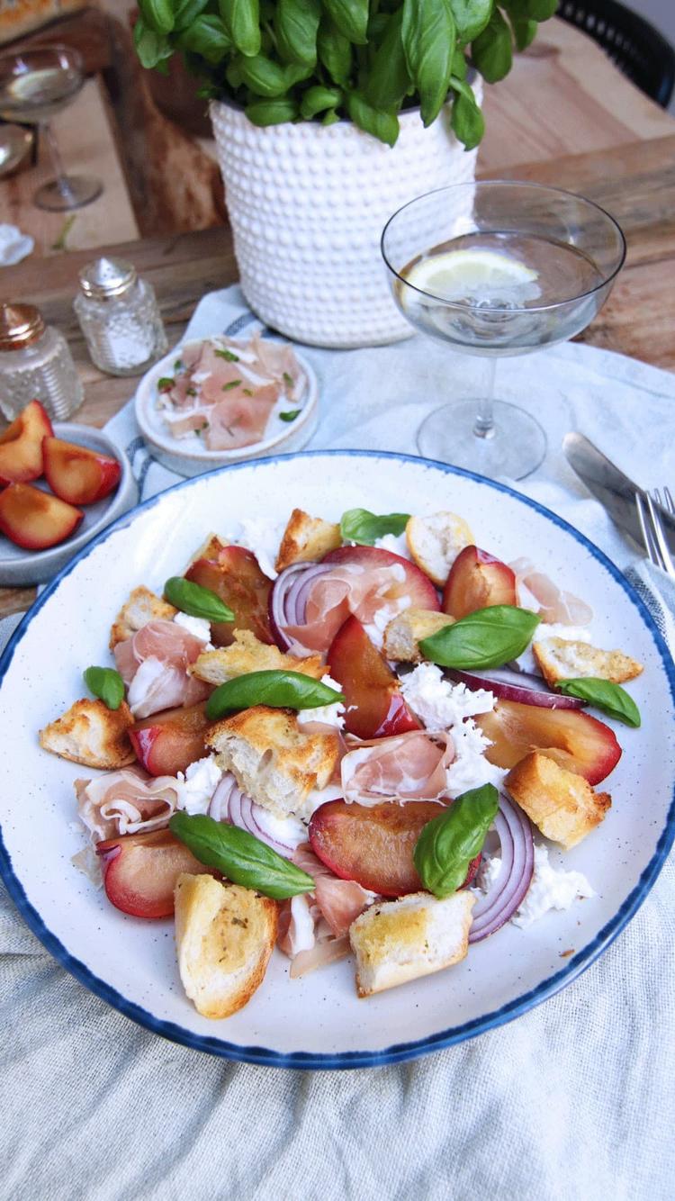 Panzanella salat med spekeskinke og plommer 