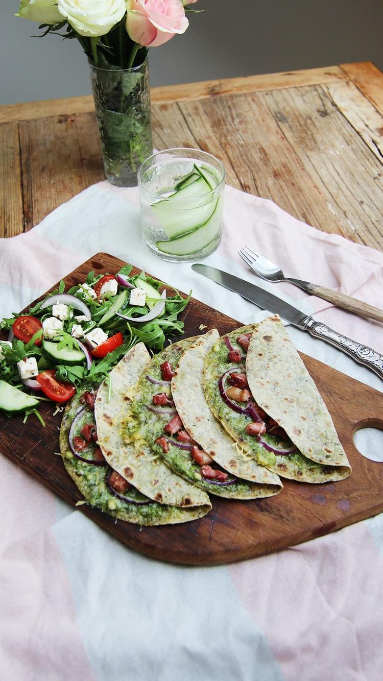 Lompetoast med pesto, bacon og parmesan