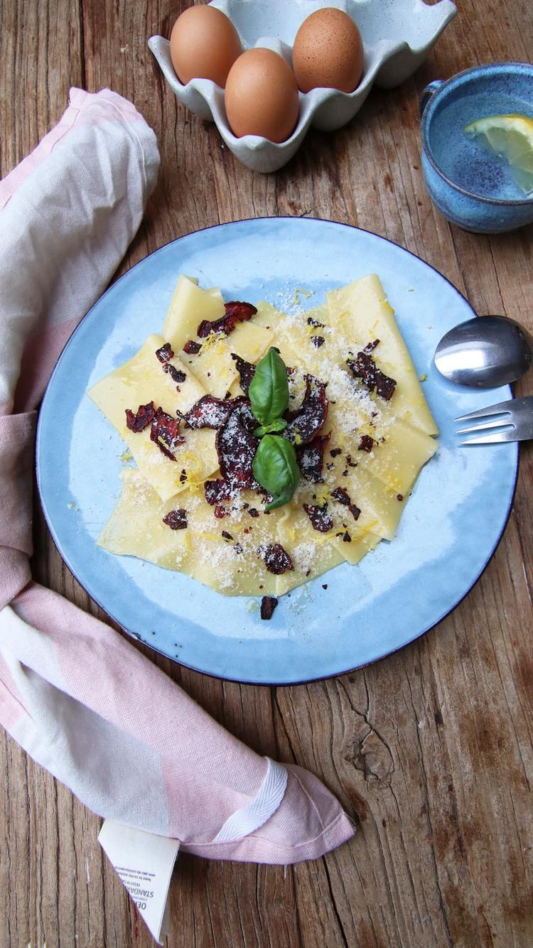 Vegetarian Carbonara with Crispy Beetroot Chips