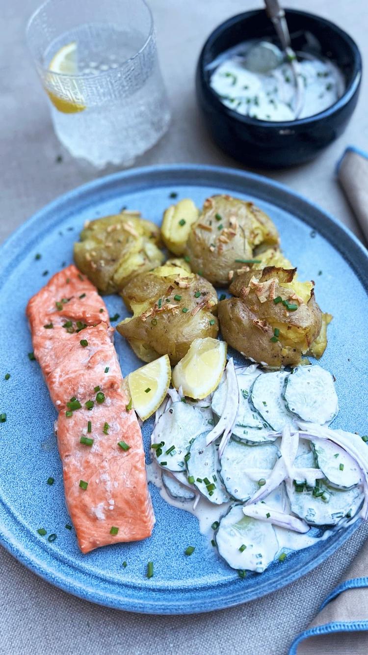 Ørret med smashpoteter og agurksalat