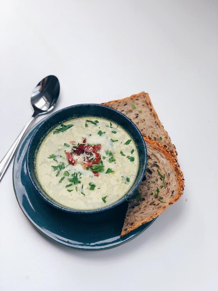 Brokkolisuppe med bacon og parmesan