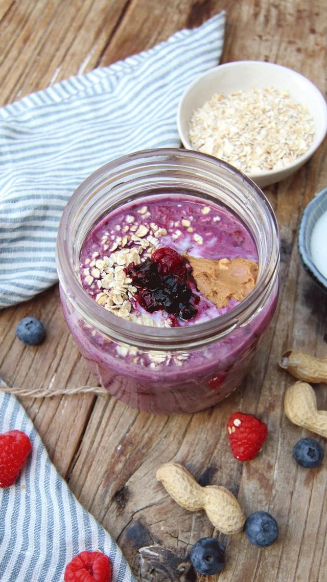 Overnight Oats with Berries and Peanut Butter