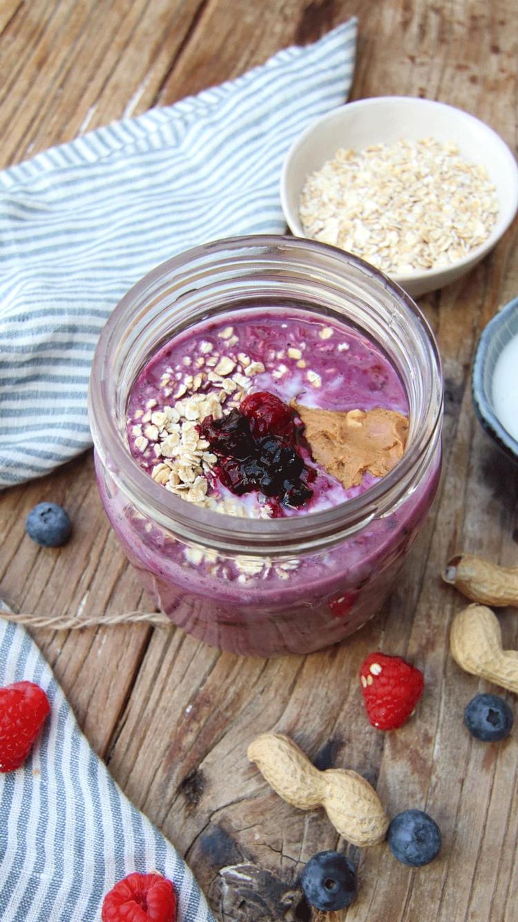 Overnight Oats with Berries and Peanut Butter