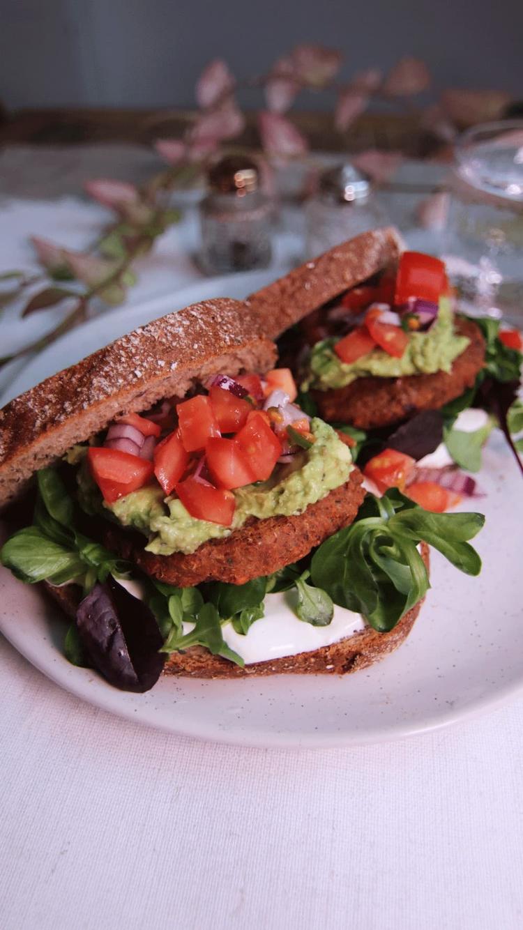 Vegetarburger av bønner, søtpotet og quinoa