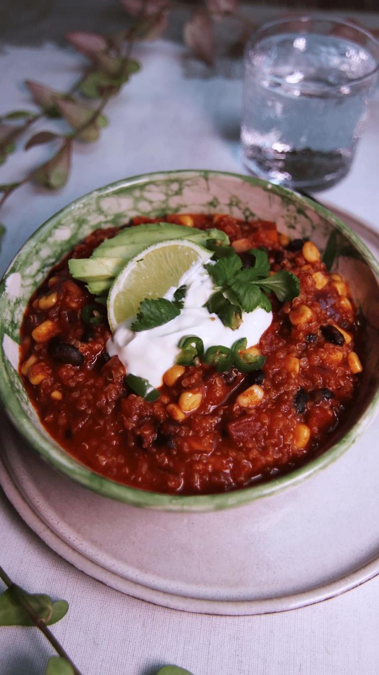 Chiligryte med bønner, søtpotet og quinoa