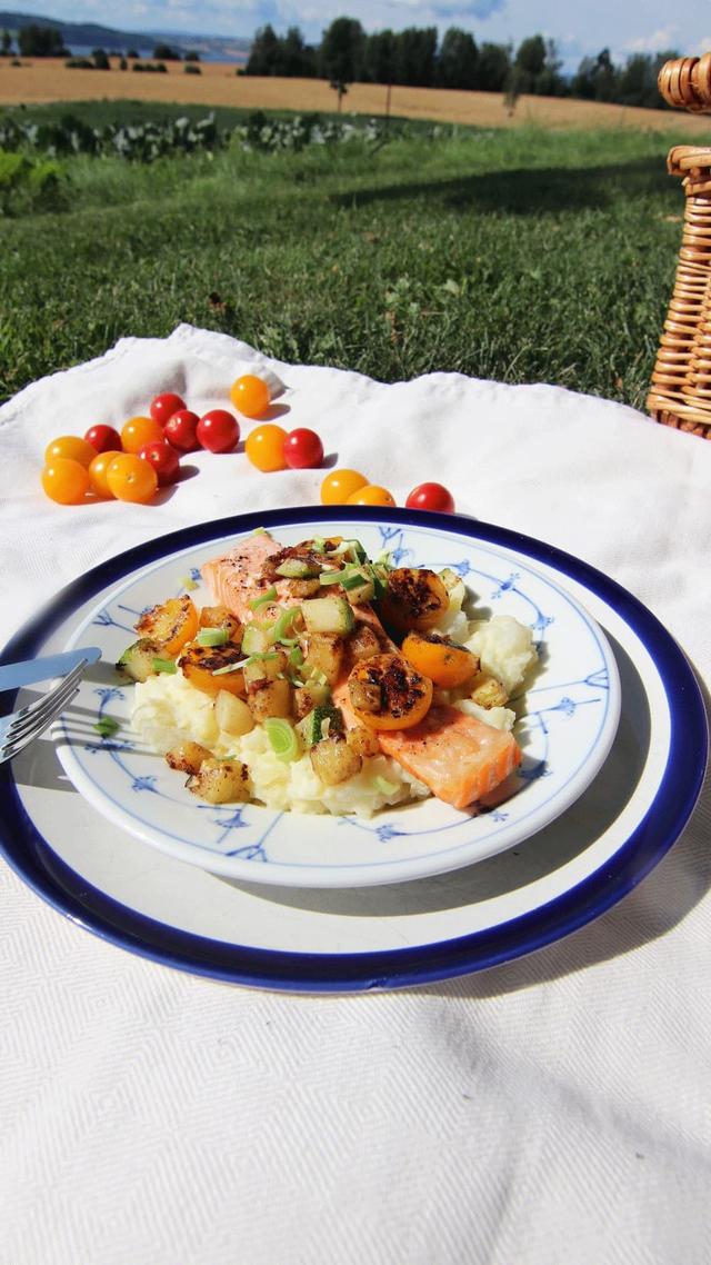 Salmon Fillet with Mashed Potatoes and Kohlrabi