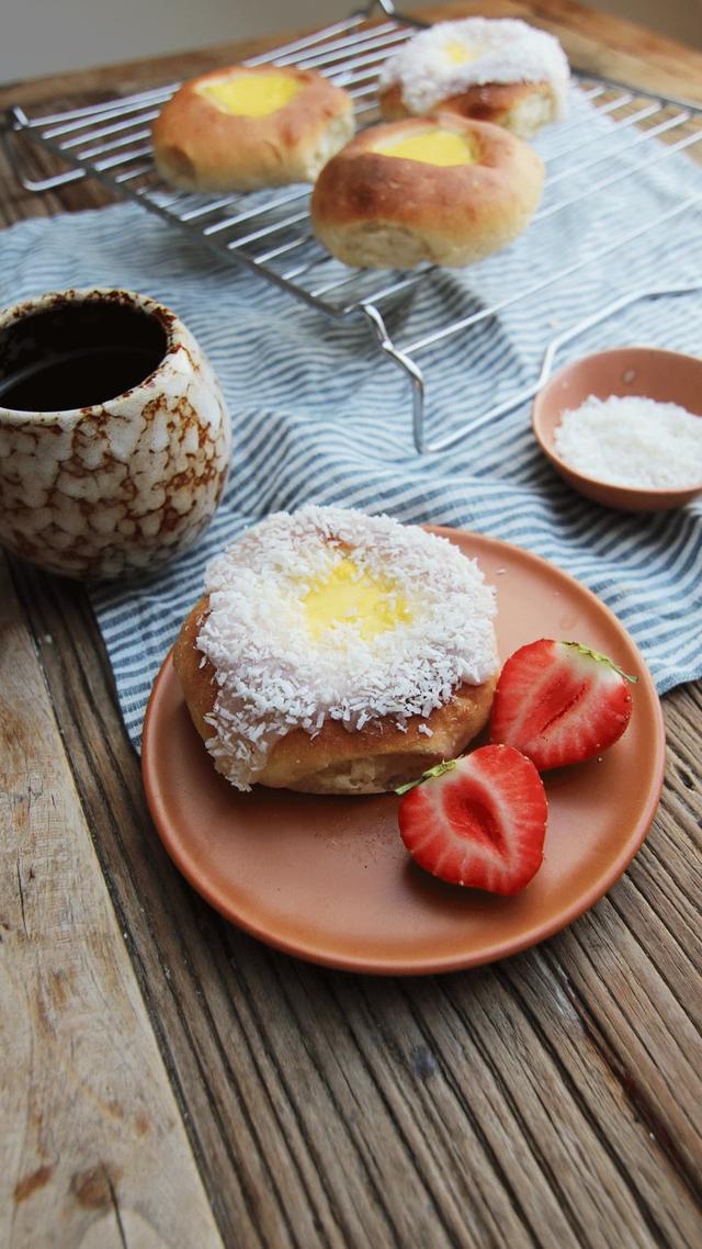 "Skoleboller" - Norwegian Sweet Buns with Custard and Coconut