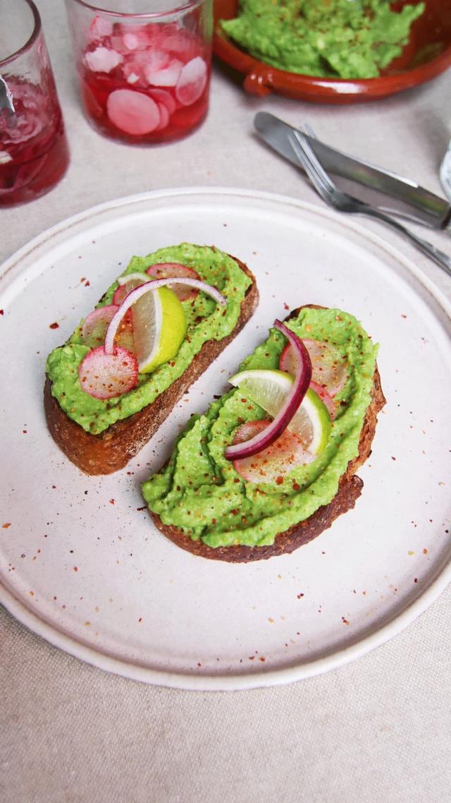 Toast with Peamole