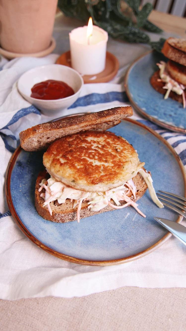 Fiskekaker i brød med coleslaw