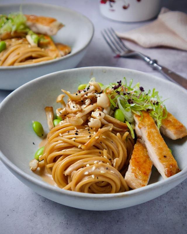 Creamy miso pasta with chicken and mushrooms