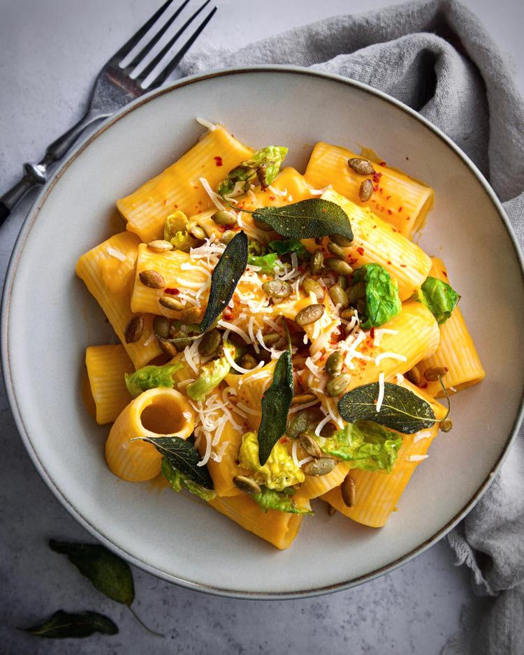 Kremet gresskarpasta med salvie og smørstekt rosenkål