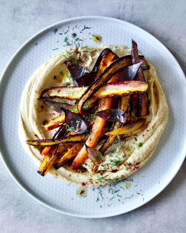 Hummus og sitron- og honningbakte gulrøtter med spisskummen og dill