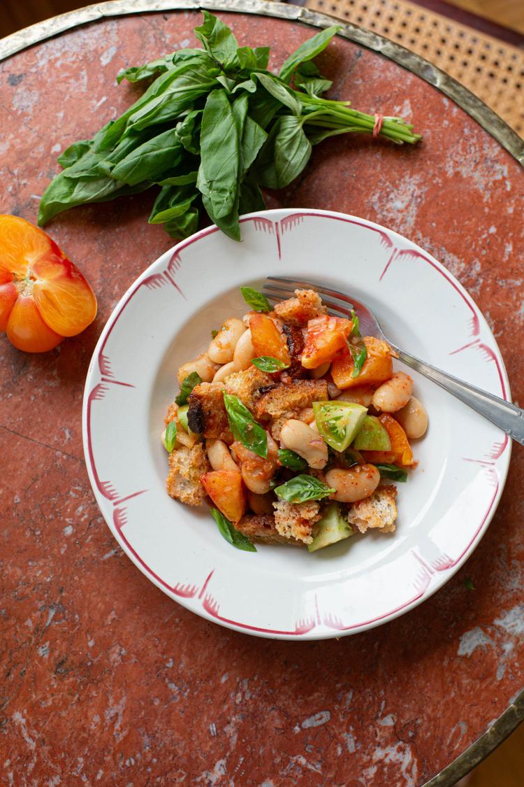 Tomatsalat med hvite bønner, kimchi og krutonger 