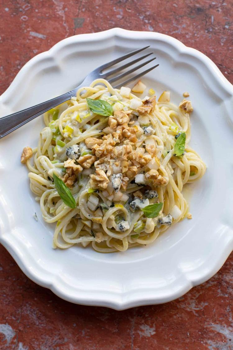 Pasta med blåmuggost, pære og valnøtter 