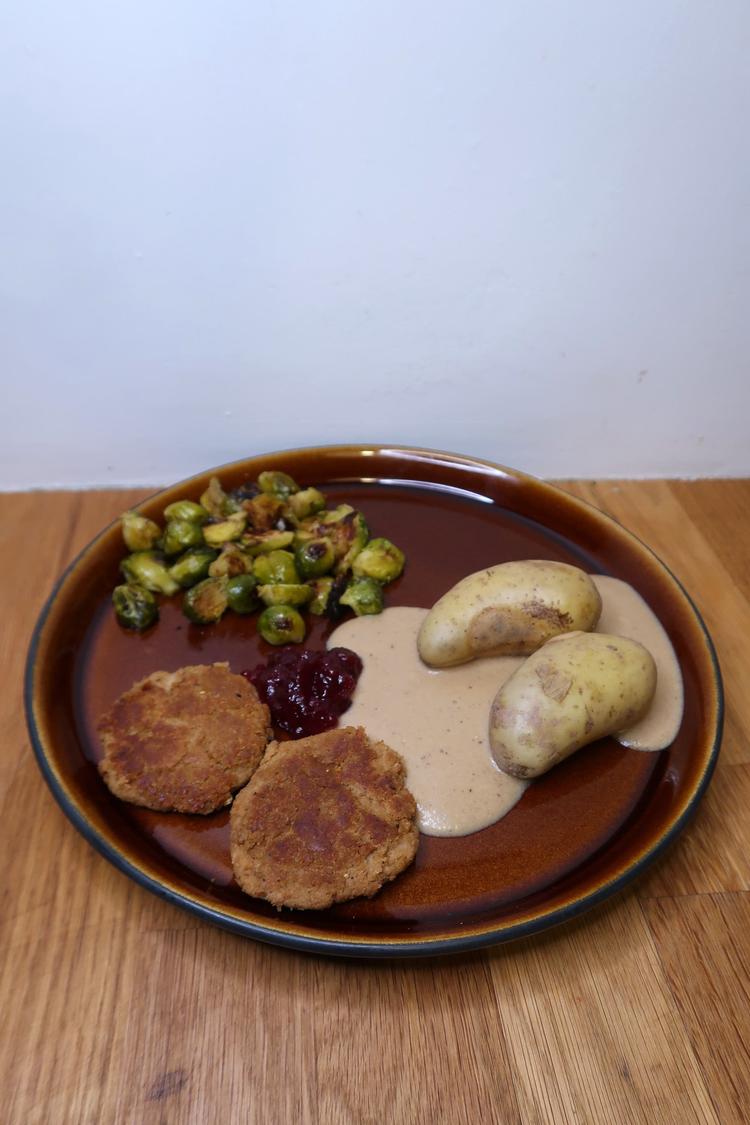 Veganske medisterkaker med brun saus og ovnsbakt rosenkål