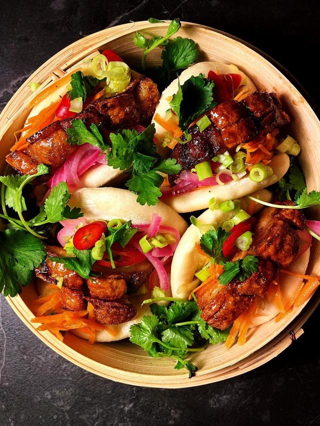 "Gua Bao" med Honning og hoisin glasert svineribbe og syltede grønnsaker