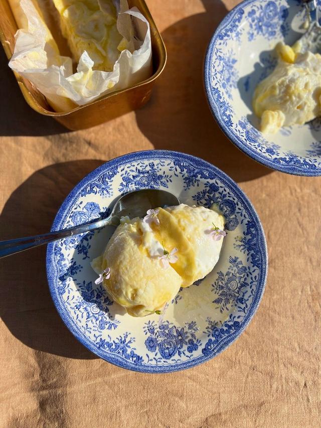 Yoghurt-is med mango og løvetann