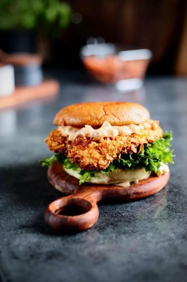 Crispy chickenburger with chunky dressing