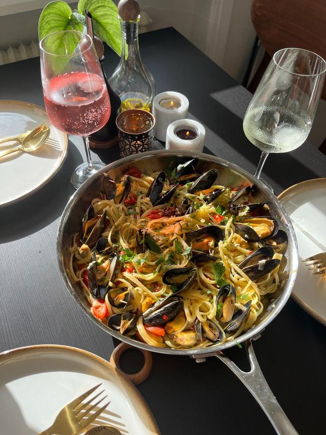 Pasta with Mussels Steamed in White Wine