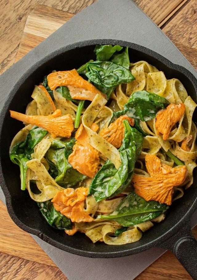 Seaweed tagliatelle with spinach and chanterelles