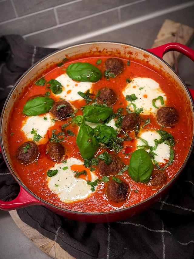 Angry Tomato Soup with Meatballs and Mozzarella