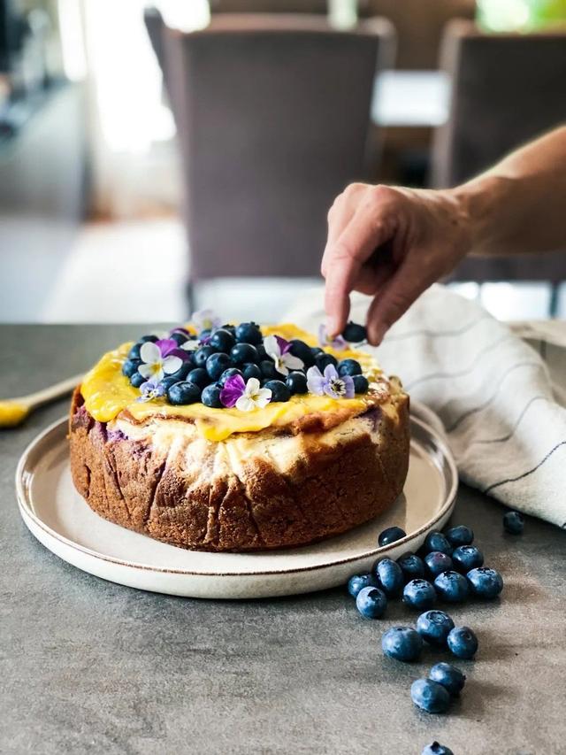 Bakt ostekake med blåbær og lemoncurd