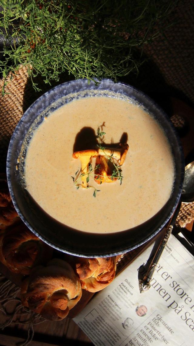 Chanterelle Soup with Garlic and Parmesan Rolls
