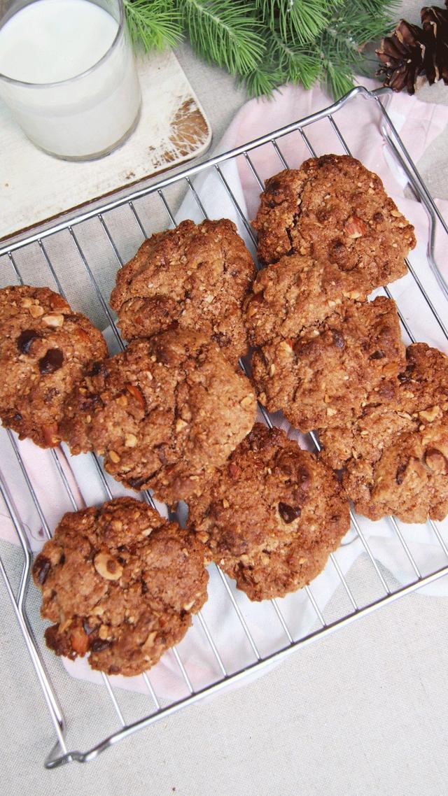 Chocolate and Nut Cookies