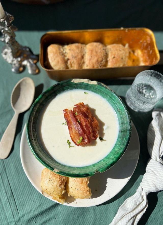 Creamy Cauliflower Soup with Bacon and Garlic Buns