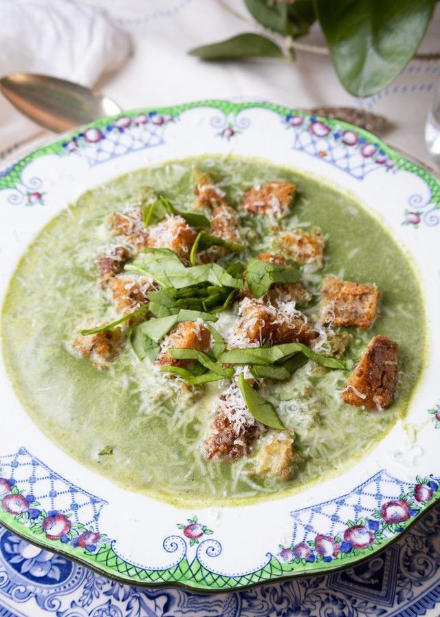Creamy Spinach Soup with Croutons