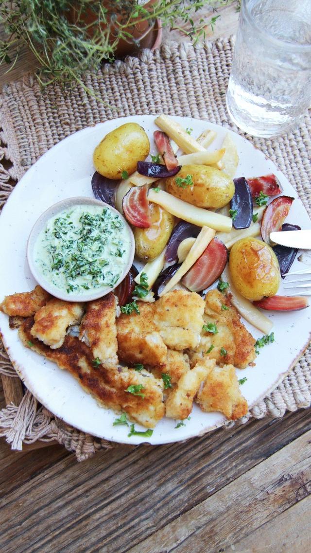 Fish and chips med rotgrønnsaker og gratinert grønnkål